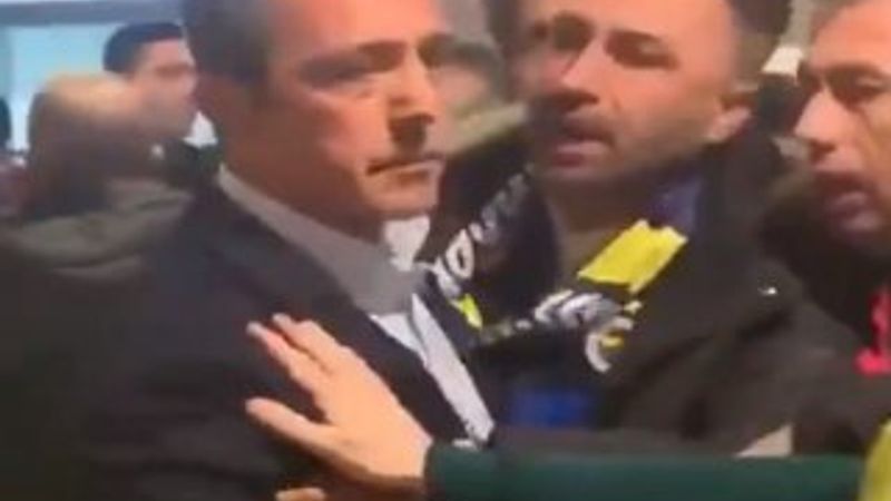 Ali Koç'un taraftarların üzerine yürüdüğü anlar