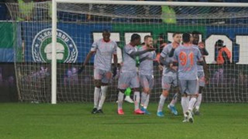 Başakşehir, Rizespor'u yenerek liderliğe yükseldi