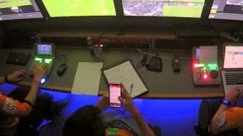 VAR hakemi maç esnasında telefonla oynarken görüntülendi