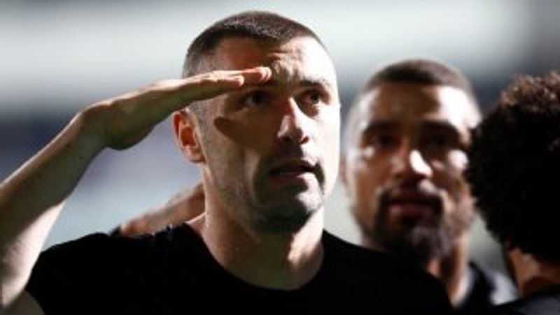 Burak Yılmaz kaptanlık pazubandını öptü