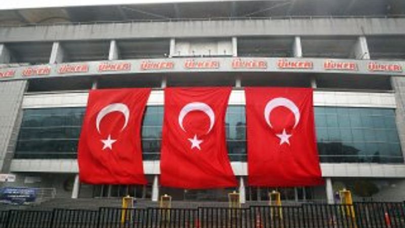 4 büyükler statlarına bayrak astı