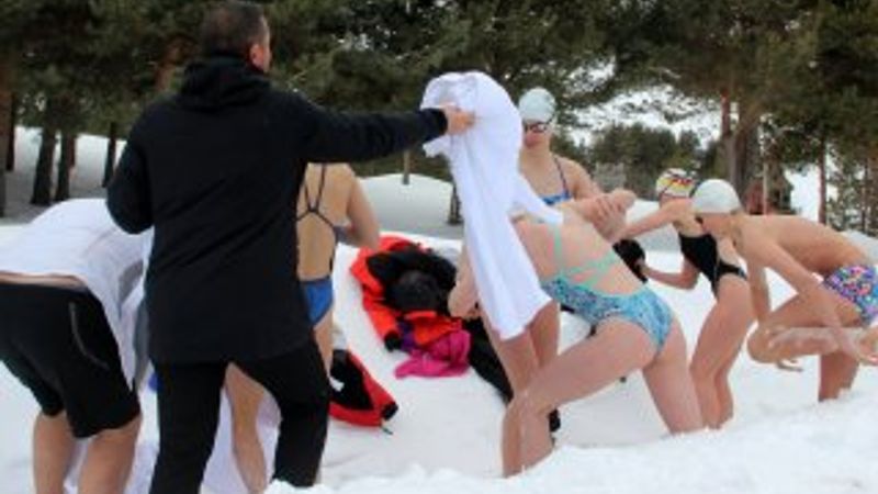 Alman yüzücüler, havuz yerine karda yüzdü