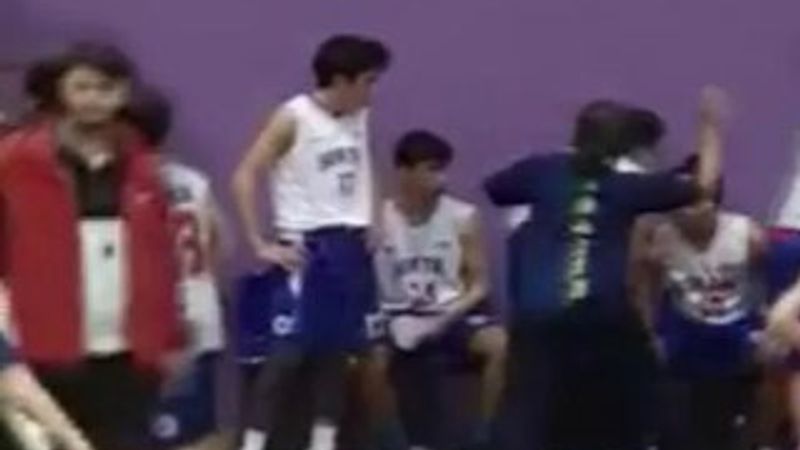 Gençler basketbol maçında antrenör, oyuncusuna saldırdı