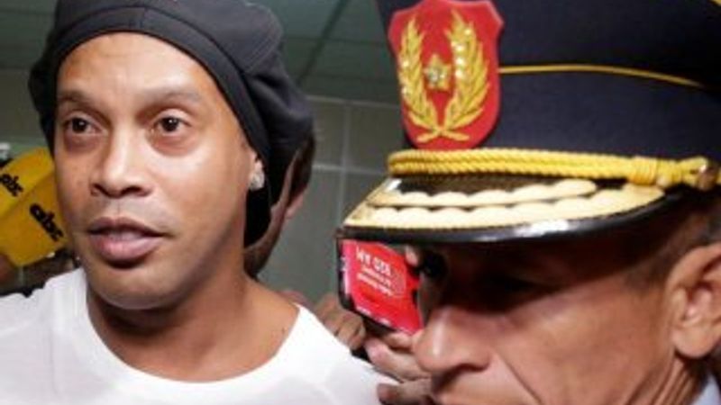 Eski yıldız futbolcu Ronaldinho, Paraguay'da tutuklandı