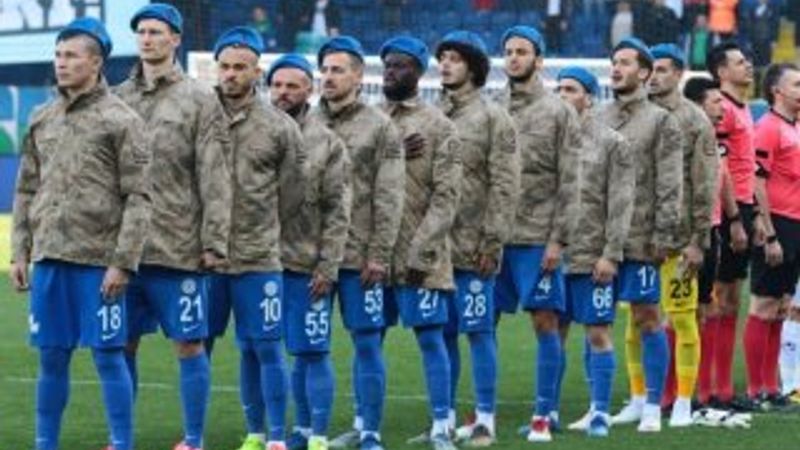 Rizespor, maç öncesi sahaya asker üniformasıyla çıktı