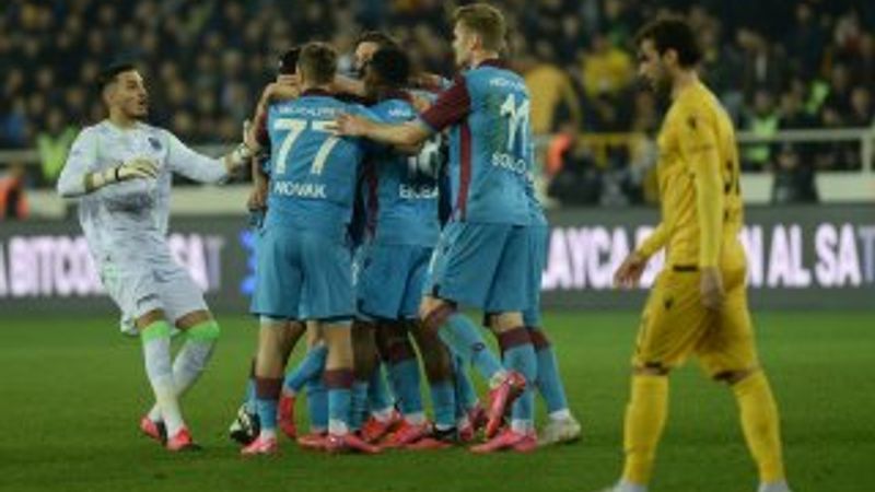 Trabzonspor, Yeni Malatyaspor'u yenerek liderliğe yükseldi