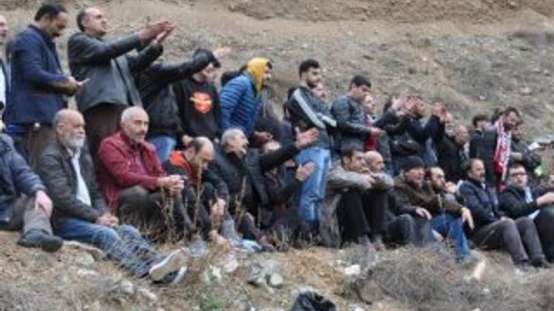 Stat kapanınca dağ yamacından maçı izlediler