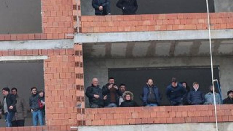 Rize'de seyircisiz maçı inşaattan izlediler
