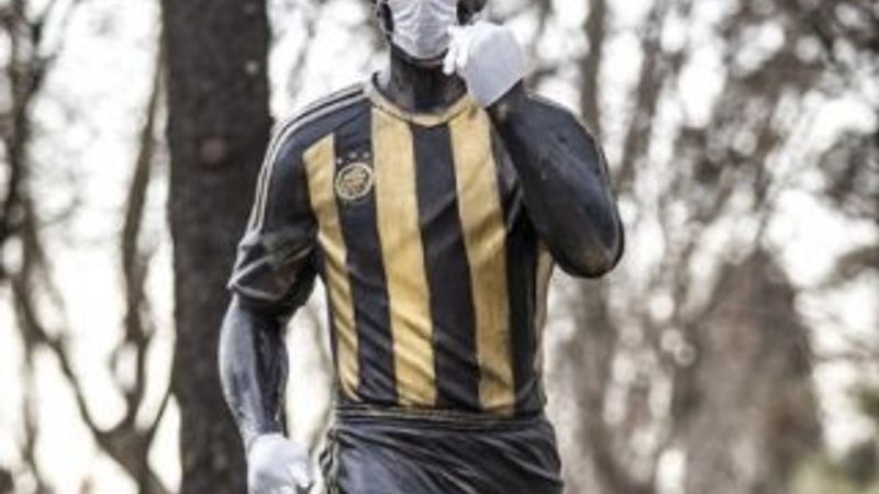 Alex heykeline maske taktılar