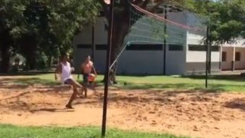 Ronaldinho ayak tenisi maçını kaybetti