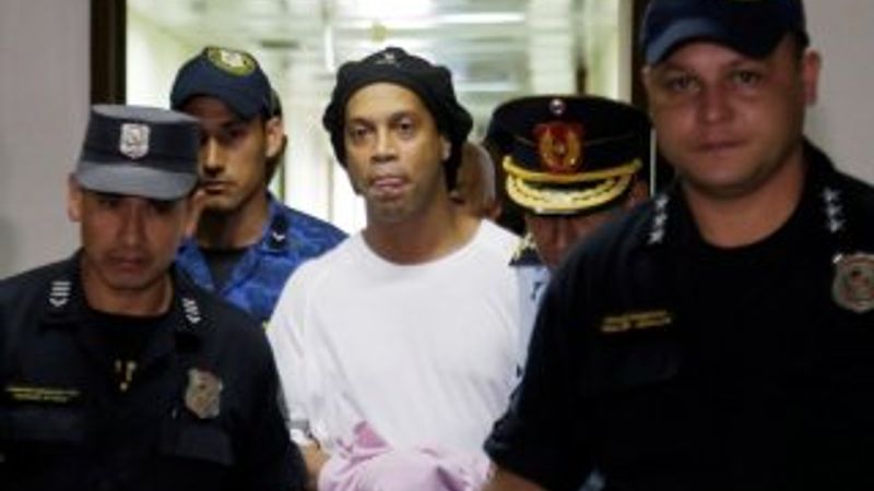 Ronaldinho hapisteki ilk telefon hakkında Puyol'u aradı
