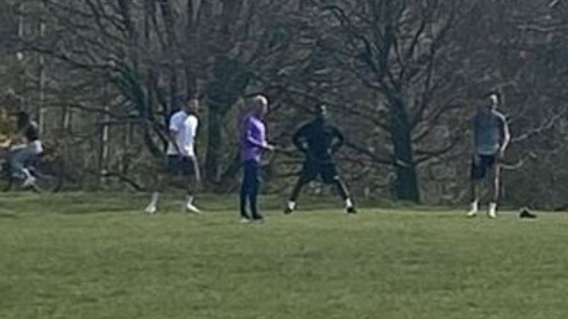 Mourinho ve futbolcular 'sosyal mesafe kuralına' uymadı