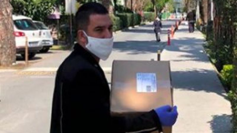 Arda Turan 100 bin maske bağışladı