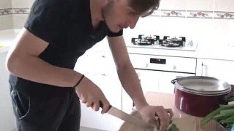 Trabzonsporlu Serkan evde yemek yaptı