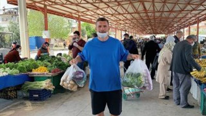 Müslüm Gürses dinleyen, yufka açan, pazarı gören Podolski