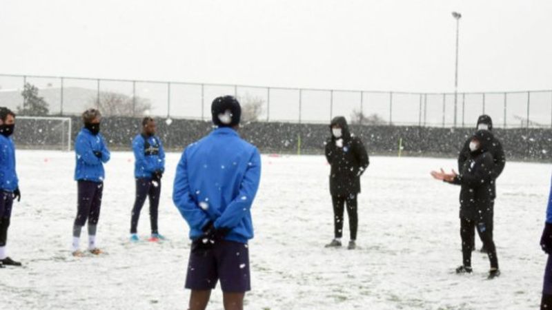 Erzurumspor, ilk idmanını kar yağışı altında yaptı
