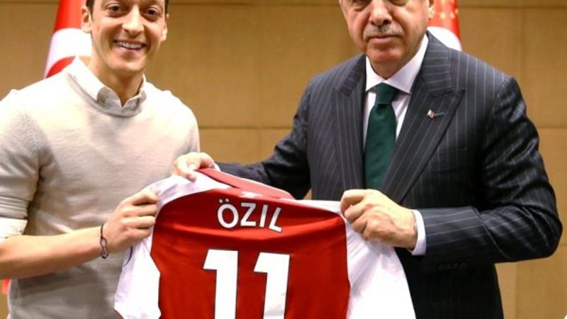 Adidas, Mesut Özil ile yollarını ayırma kararı aldı