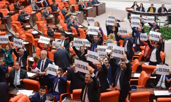 CHP'liler TBMM'de Bakan Turhan'ı protesto etti