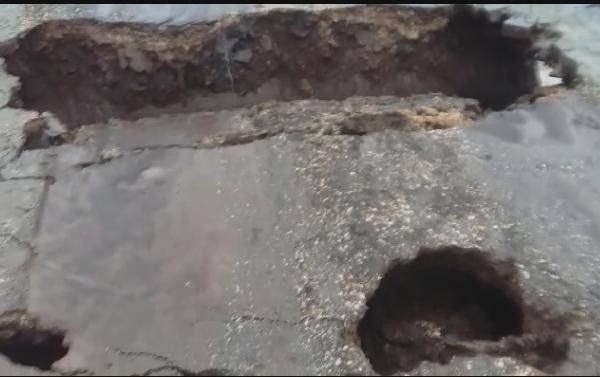Köprü, öğrenciler geçtikten sonra çöktü