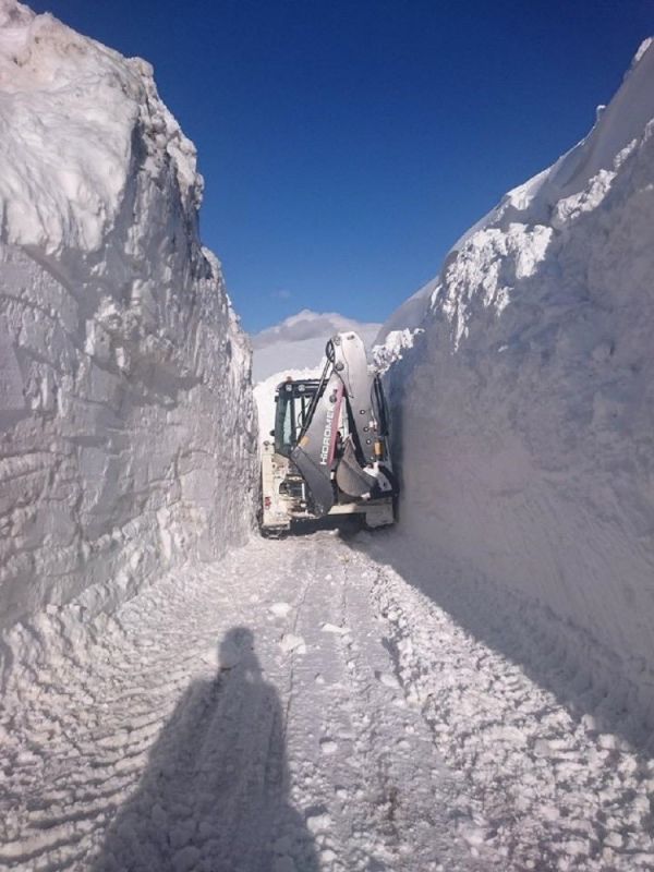 Van’da kar kalınlığının 3 metreyi aştığı bölgede çalışma