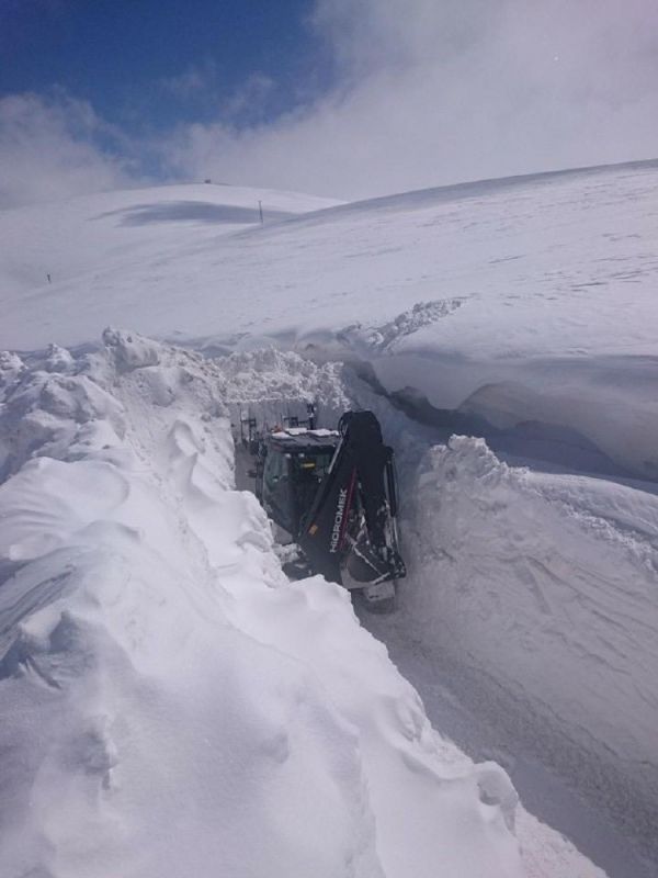 Van’da kar kalınlığının 3 metreyi aştığı bölgede çalışma