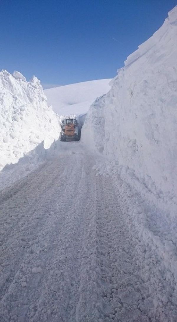 Van’da kar kalınlığının 3 metreyi aştığı bölgede çalışma