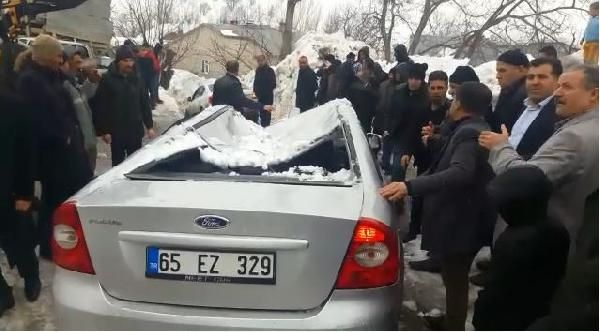 Çatıdan düşen kar, otomobili hurdaya çevirdi