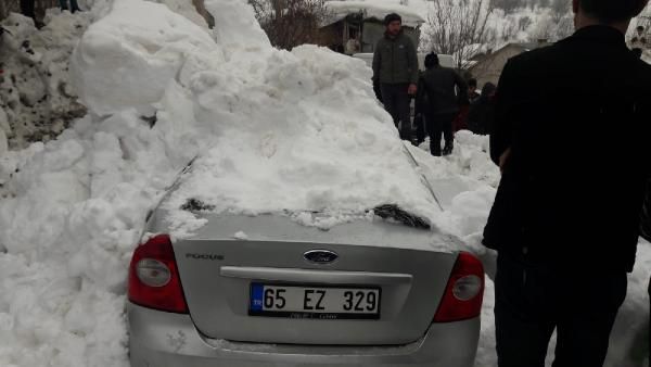Hakkari Haberleri: Çatıdan düşen kar, otomobili hurdaya çevirdi Hakkari Haberleri: Çatıdan düşen kar, otomobili hurdaya çevirdi