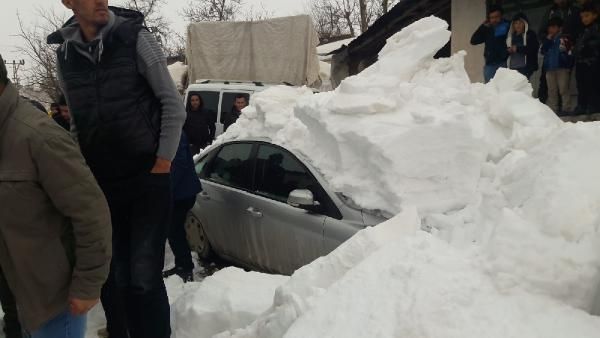 Hakkari Haberleri: Çatıdan düşen kar, otomobili hurdaya çevirdi Hakkari Haberleri: Çatıdan düşen kar, otomobili hurdaya çevirdi
