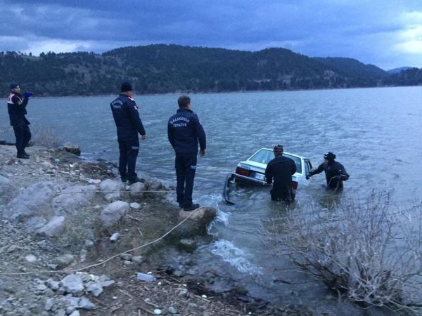 Arabada, kız arkadaşıyla telefonda tartışan genç baraja uçtu