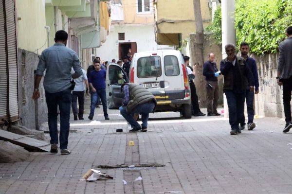 DiyarbakÄ±râda, kÃ¼Ã§Ã¼k yaÅtaki kÄ±zÄ± gelin almak isteyen aile, olumsuz cevap alÄ±nca kurÅun yaÄdÄ±rdÄ±. Olayda, sokakta oyun oynayan 3 Ã§ocuk saÃ§malarÄ±n isabet etmesi sonucu yaralandÄ±. ile ilgili gÃ¶rsel sonucu