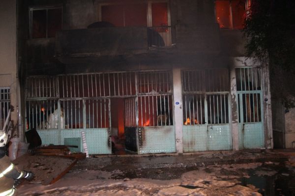 İzmir’de mobilya atölyesinde yangın