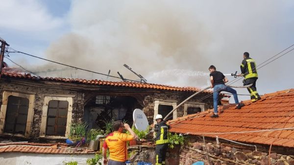 Manisa'da tarihi ev kül oldu