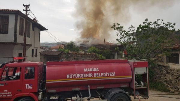 Manisa'da tarihi ev kül oldu