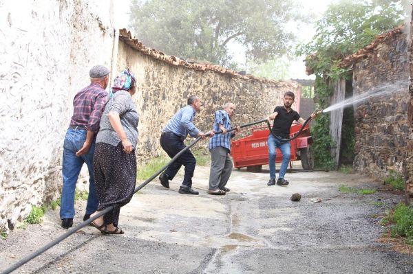 Manisa'da tarihi ev kül oldu