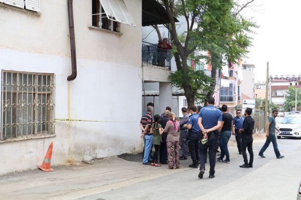 Antalyaâda boÅanmak isteyen ve yaklaÅÄ±k 5 aydÄ±r ayrÄ± yaÅadÄ±ÄÄ± karÄ±sÄ±nÄ± eve Ã§aÄÄ±ran adam, eÅinin karnÄ±na av tÃ¼feÄiyle ateÅ etti. ile ilgili gÃ¶rsel sonucu