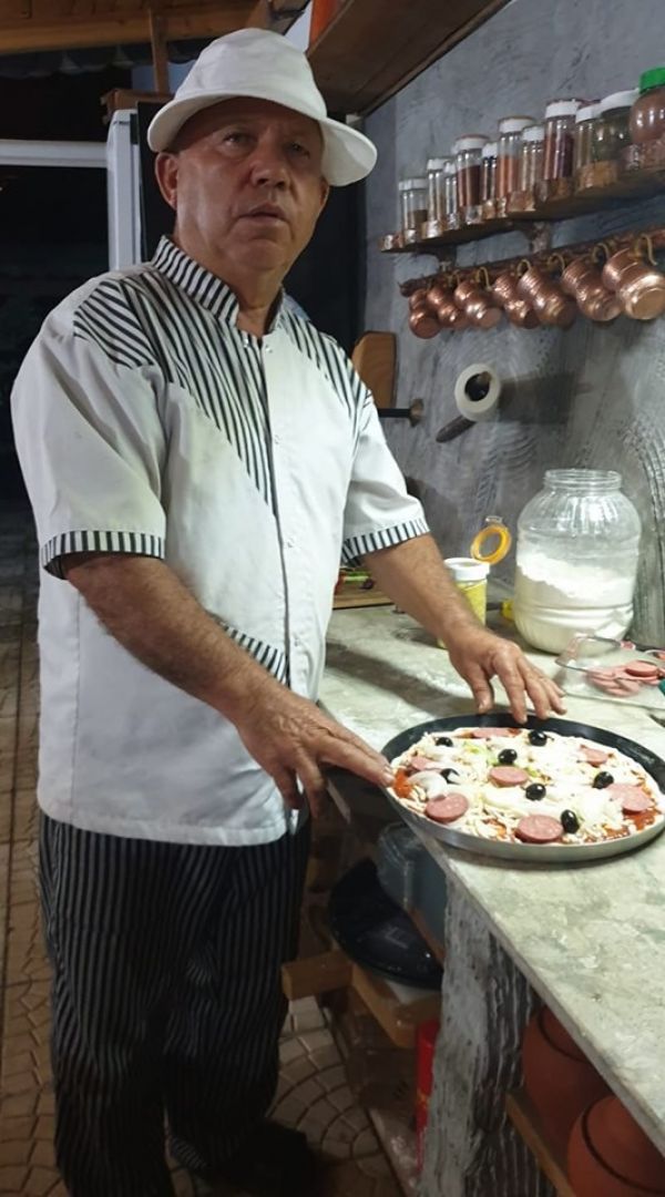 İsveç'te emekli olup köyünde pizzacı açtı