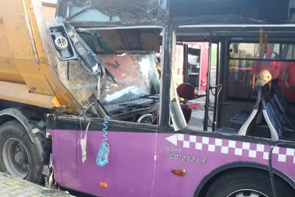 Sancaktepe'de halk otobüsü kamyona çarptı