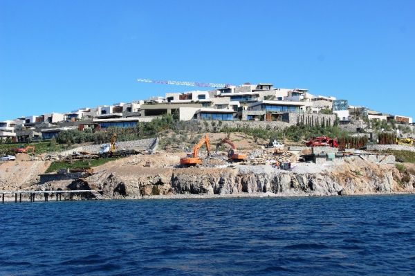 Bodrum’da kaçak yapıların yıkımı devam ediyor