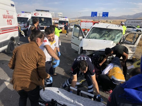 Konya Da Iki Kamyonet Carpisti 8 Yarali