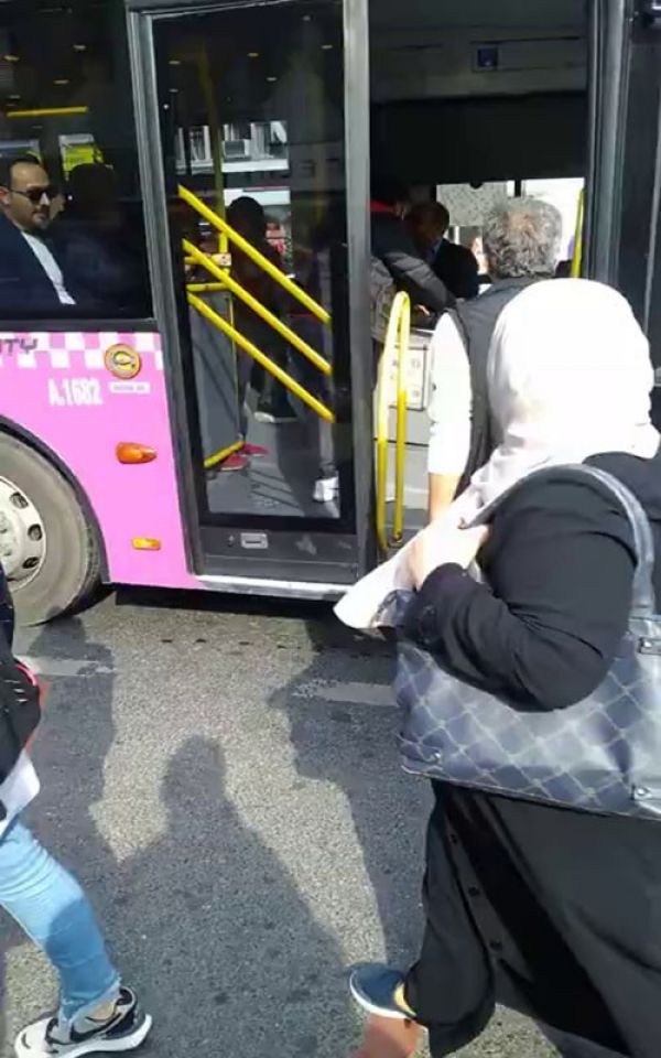 İstanbul’da otobüs şoförü kavga ettiği yolcuyu almadı