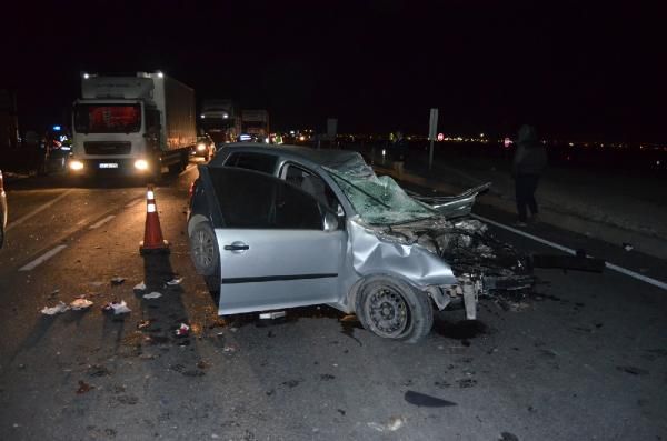 Aksaray'da otomobil, tırla çarpıştı: 3 ölü