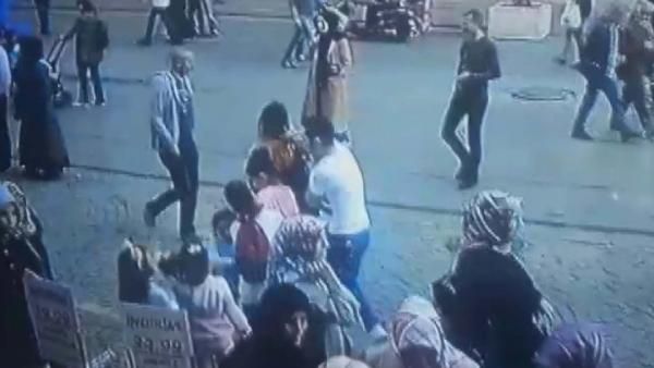 Ümraniye'de yanındaki kadını döven kişiye dayak kamerada -2