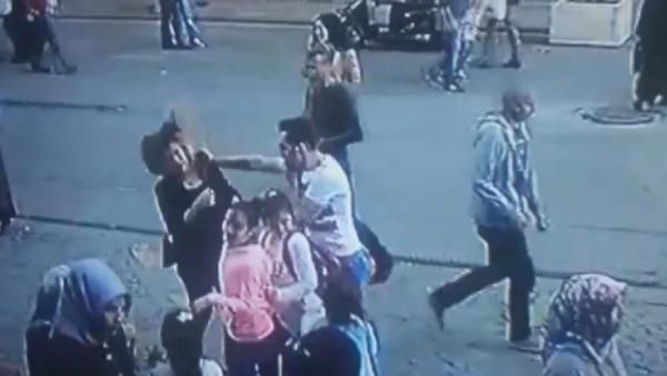 Ümraniye'de yanındaki kadını döven kişiye dayak kamerada -3