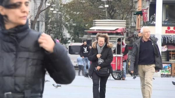 İstanbul'da fırtına etkili oluyor.. Taksim'de zor anlar yaşadılar -1