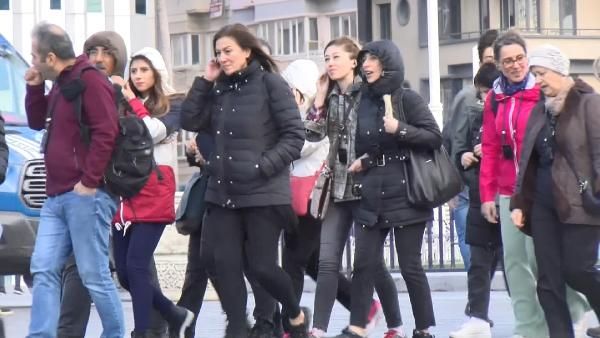 İstanbul'da fırtına etkili oluyor.. Taksim'de zor anlar yaşadılar -2