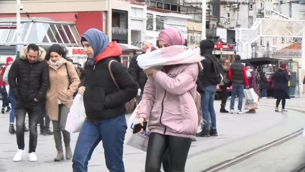 İstanbul'da fırtına etkili oluyor.. Taksim'de zor anlar yaşadılar -3