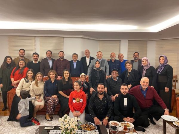 Mevlüt Çavuşoğlu Ailesi : Cumhurbaskani Yardimcisi Oktay Ve Disisleri Bakani Cavusoglu Tuyan Ailesine Gecmis Olsun Dileklerini Iletti - Cumhurbaşkanı erdoğan'a yakınlığı ile bilinen isimlerden biri olan mevlüt çavuşoğlu dışişleri bakanı oldu.