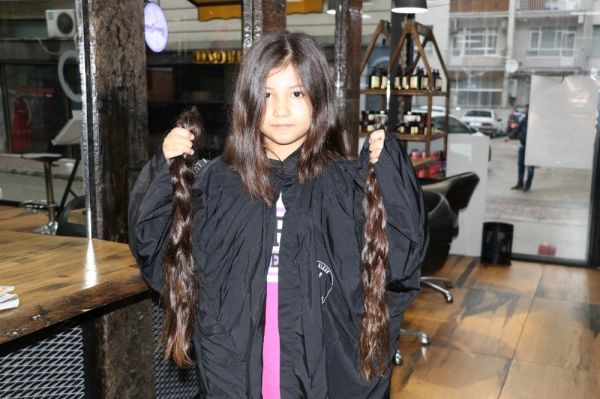 Image result for 8 yaşındaki Zeynep Asya Ünal beline kadar uzattığı saçlarını LÖSEV'e bağışladı.