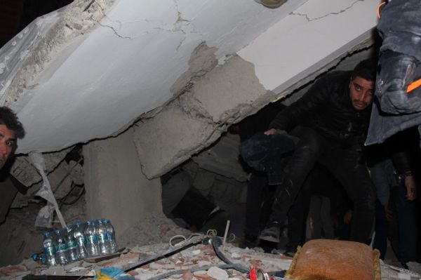 Elazığ'da 12 yaşındaki çocuk, 5 saat sonra enkazdan sağ çıkarıldı